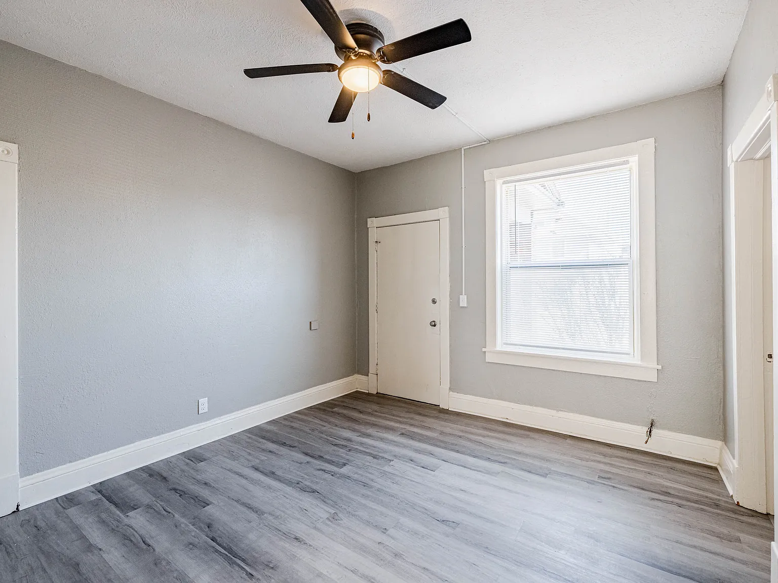 2215 Vinton St — Photo 3