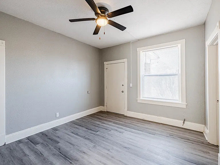 2215 Vinton St — Photo 3