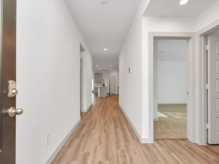 1114 Hughes Crossing Dr — Photo 2