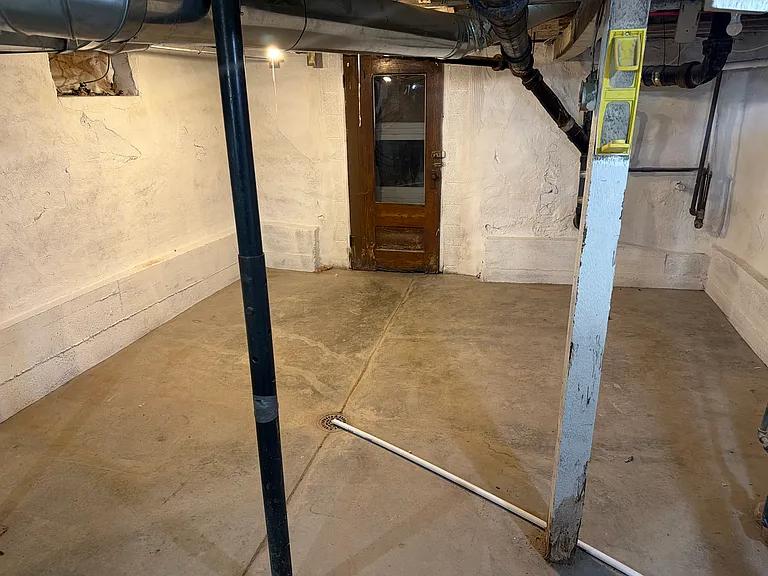 1517 Commercial St — Photo 9