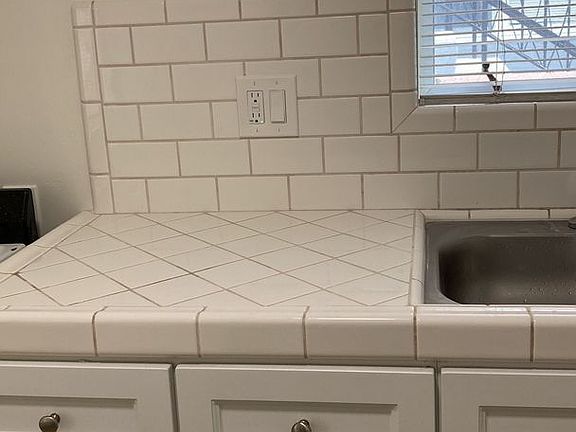 5th image of 917 E 1st St APT J