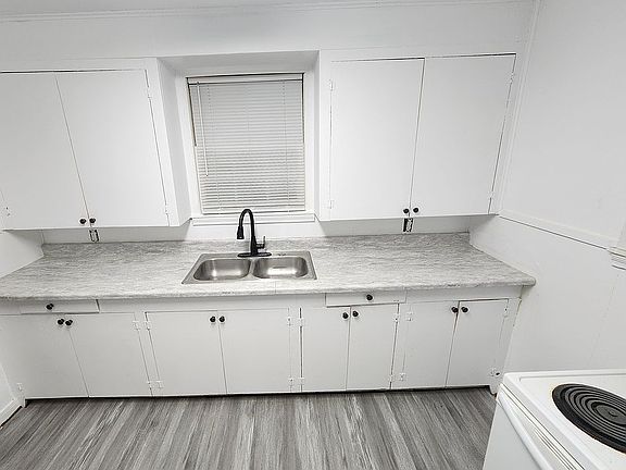 5th image of 2436 Rose St