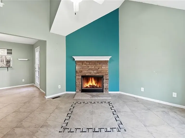 204 Hillcrest Rdg — Photo 3