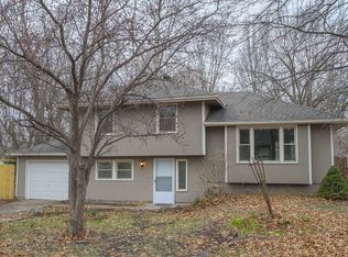 402 Ridgeway Dr, Greenwood, MO 64034