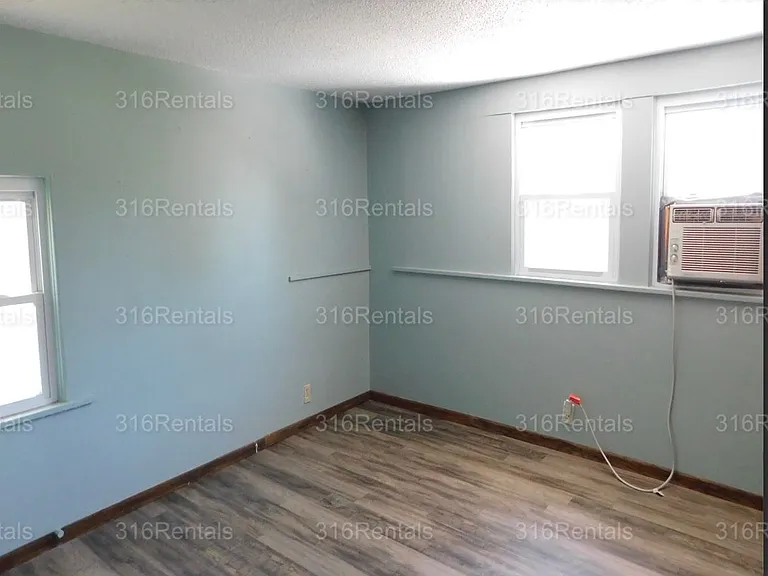113 S Oak St — Photo 9