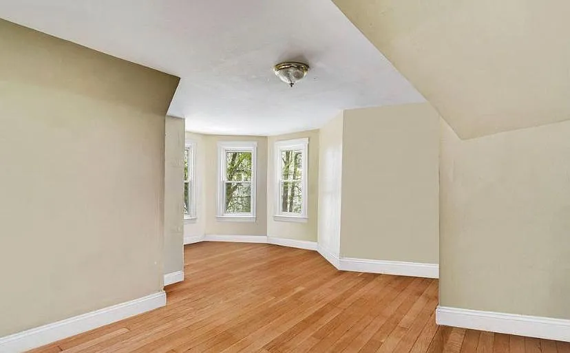 8 bed, 3513 sqft, $3,300 — Photo 4