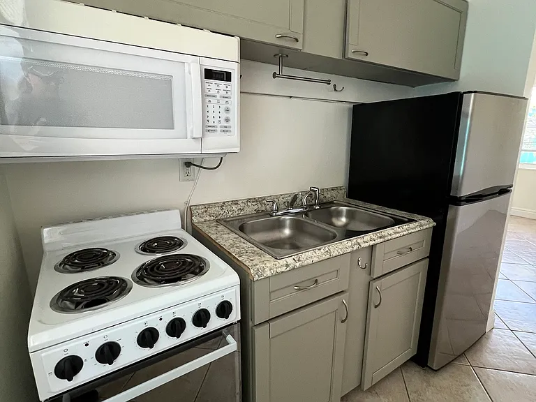 161 SE 5th Ave #3 — Photo 21