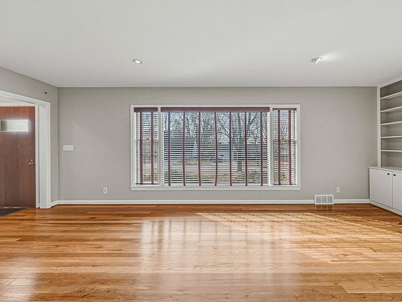 3rd image of 306 Leslie Ave