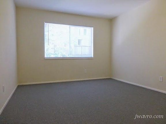 4th image of 1519 Oak St APT 4