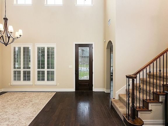 5th image of 330 Evans Oak Ln