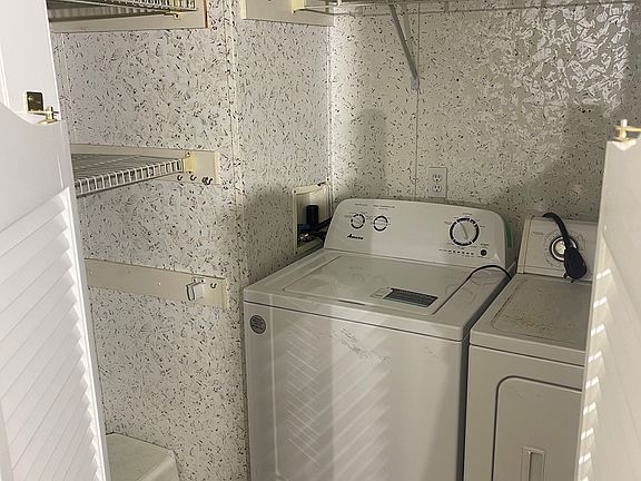 3rd image of 420 Emerald Ln
