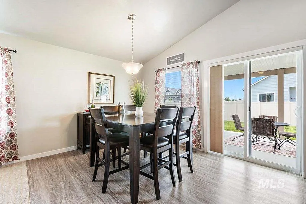 3 bed, 1415 sqft, $2,395 — Photo 4
