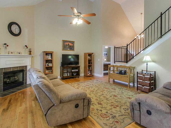 3rd image of 5133 Macarthur Ave