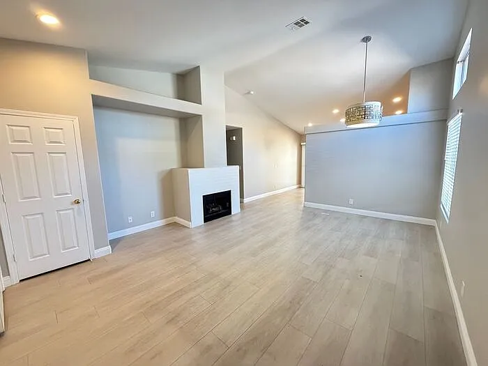 1433 Iron Springs Dr — Photo 1