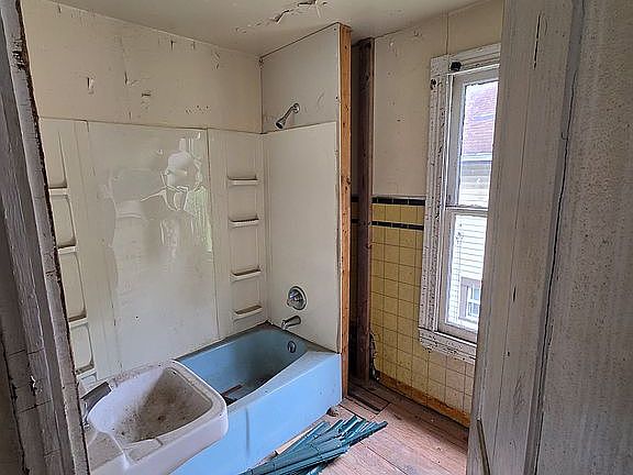 5th image of 1156 Washington St