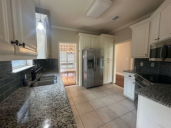 4th image of 709 Clay Ln
