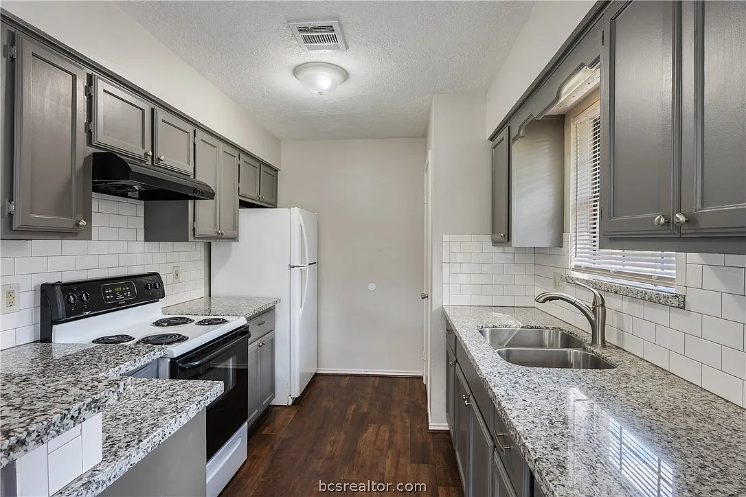 3 bed, 1199 sqft, $1,750 — Photo 3