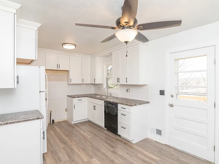 110 N Bluff St — Photo 13