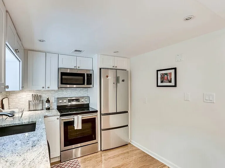 1010 C St SE #B — Photo 14