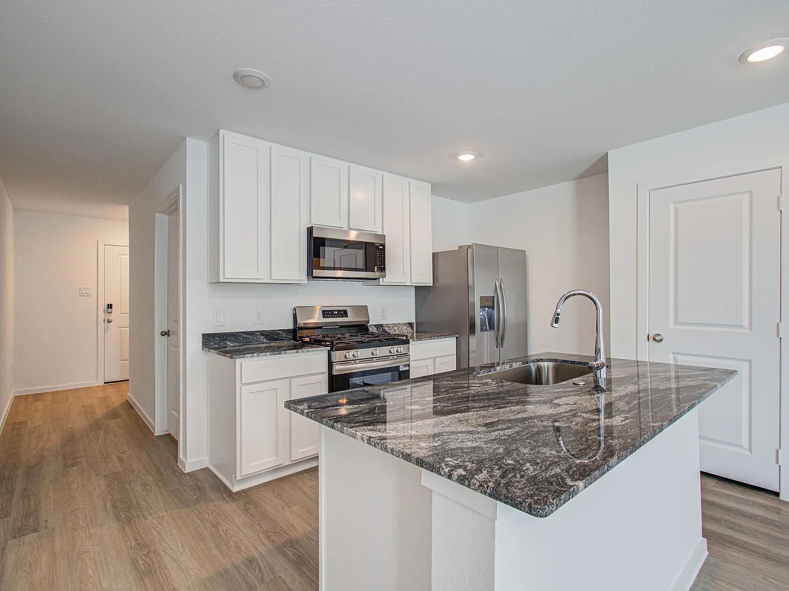 3 bed, 2.0 bath, 1434 sqft, $2,250 — Photo 3