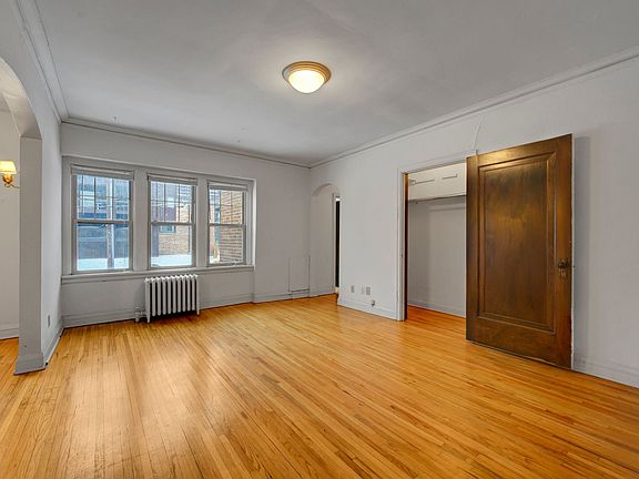 3rd image of 2552 Garfield Ave S #208