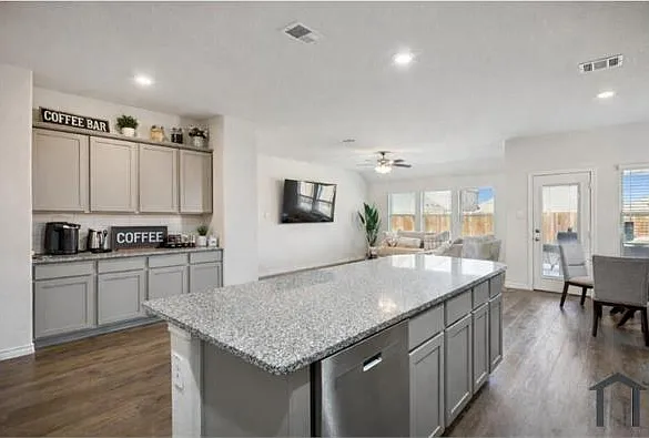 4 bed, 2033 sqft, $2,700 — Photo 4