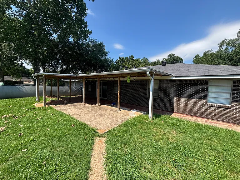 2037 Shadywood Ln — Photo 31