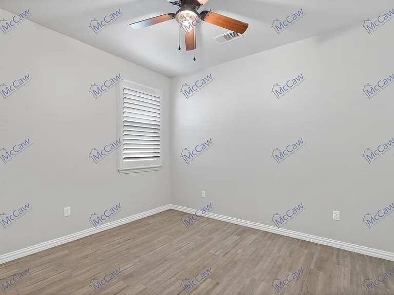 2524 Creek Dr — Photo 12