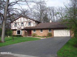 2137 Running Deer Ln, Freeport, IL 61032