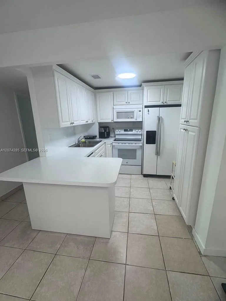 Chelsea Bayview Condo — Photo 2
