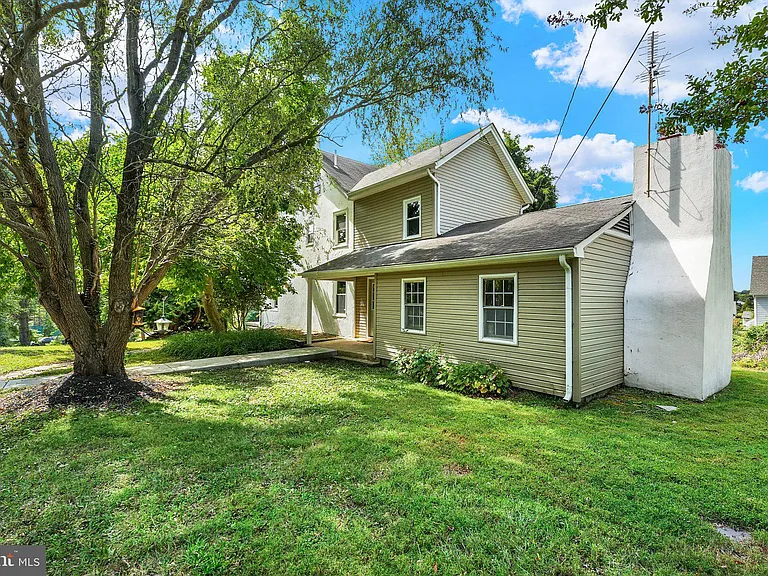 211 Gale Ln — Photo 6