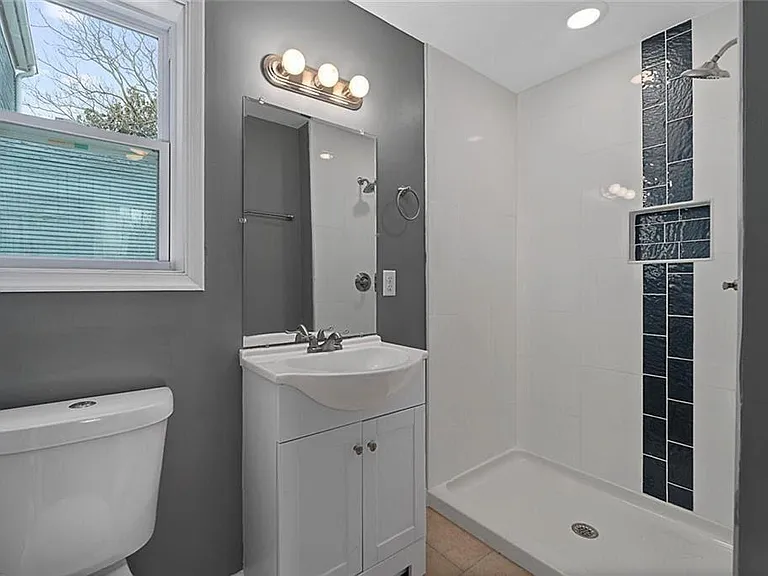 313 W 36th St — Photo 18