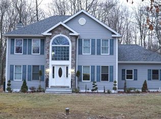 807 Knoll Dr, East Stroudsburg, PA 18302