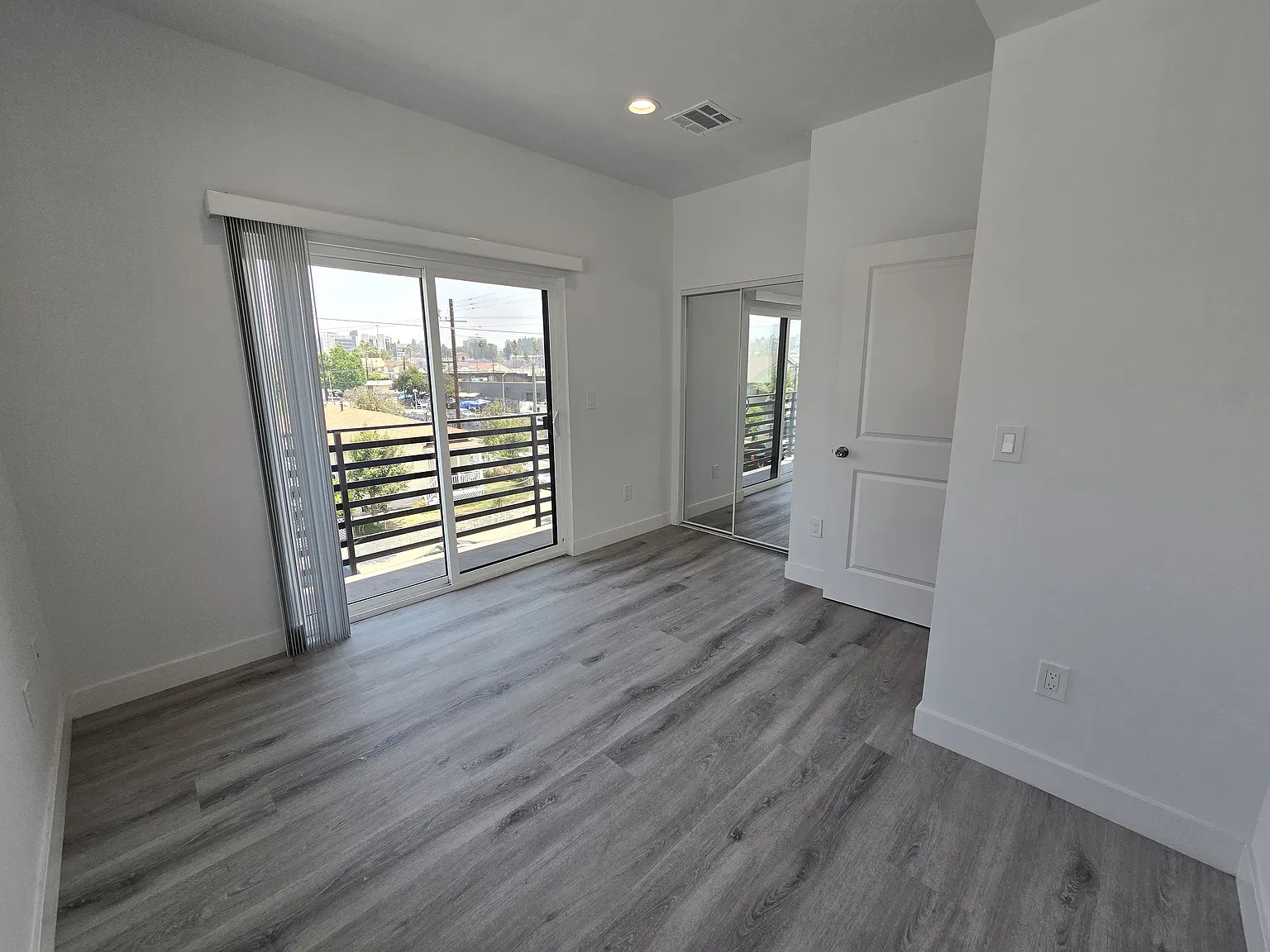 6 bed, 2000 sqft, $1,000 — Photo 2