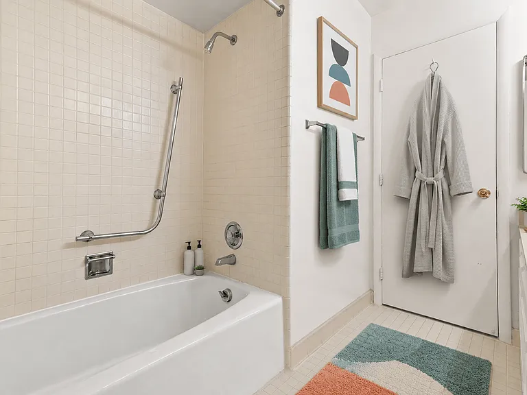Legacy Place Apartments - Southfield, MI — Photo 9