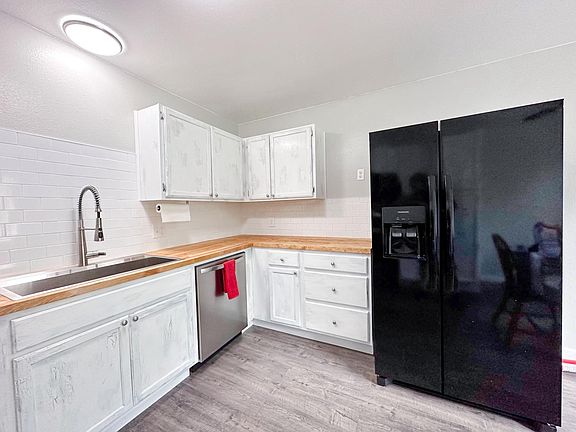 The refrigerator with a water and ice dispenser is included in the rental.