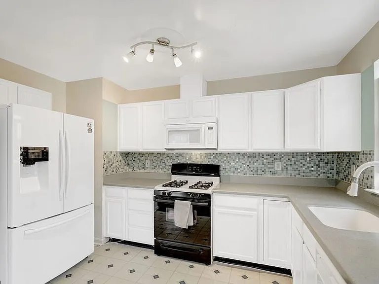 1121 Varney St SE — Photo 9