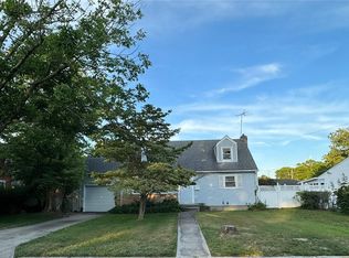 1059 Carll Dr, Bay Shore, NY 11706