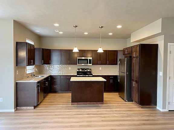 2nd image of 825 N Willow Ct
