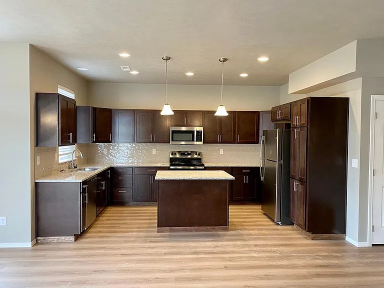 825 N Willow Ct — Photo 2