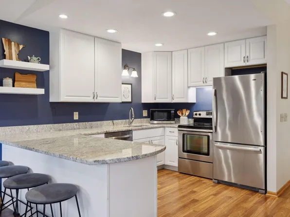 1048 Bridge St, Shoreview, MN 55126