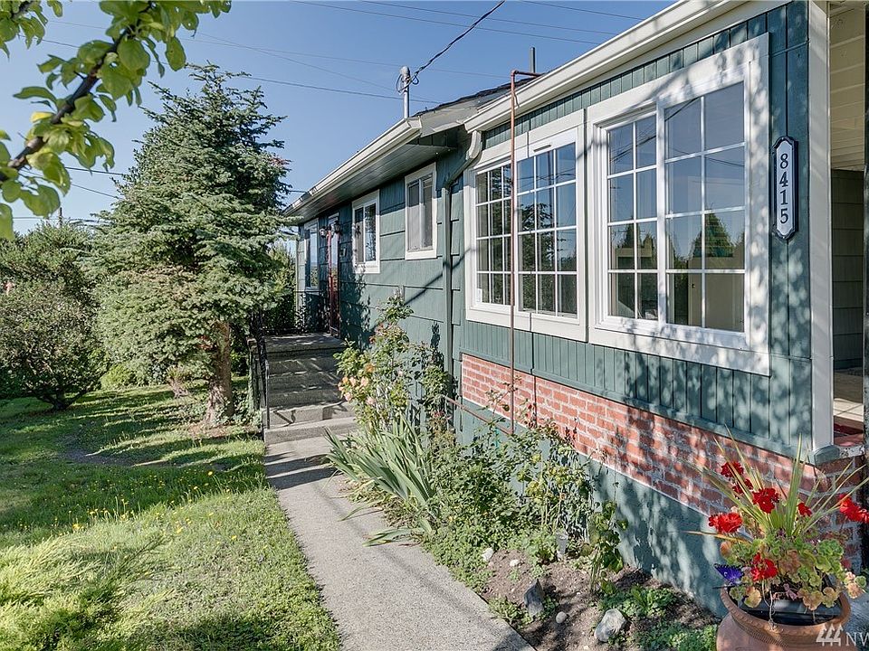 Welcome to this cute as can be cottage style home...
