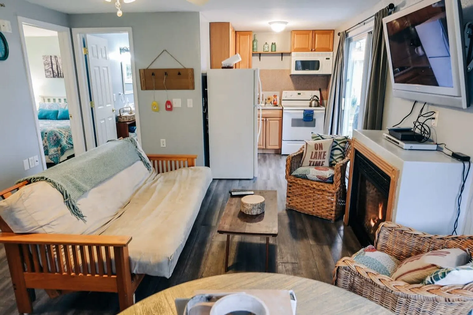 2 bed, 1.0 bath, 893 sqft, $1,092 — Photo 2