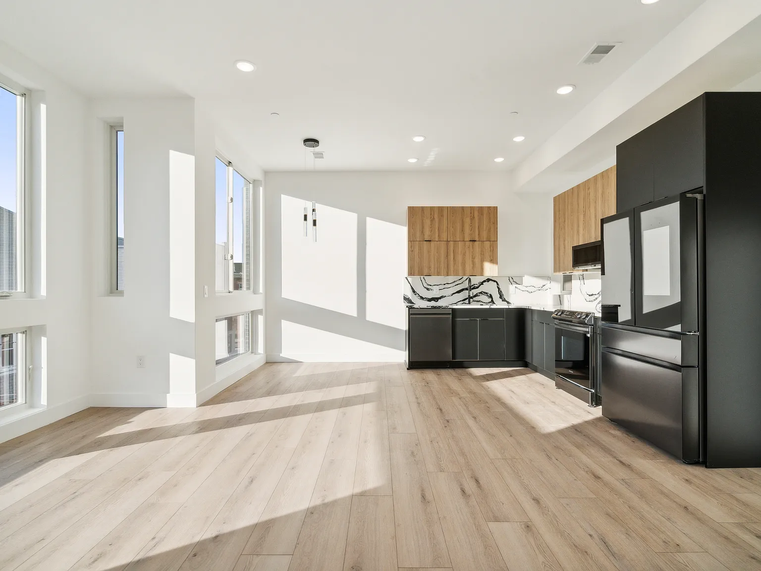 3 bed, 1400 sqft, $2,333 — Photo 3