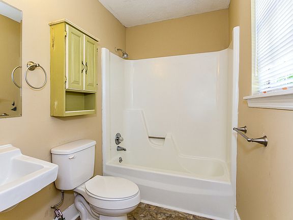 4th image of 4015 Goodwin Rd