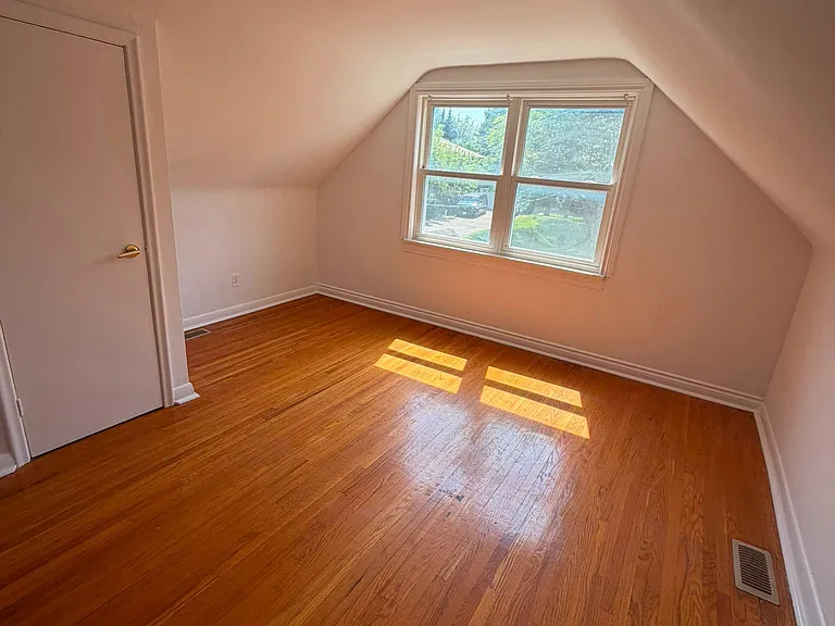 425 Livingston Rd N — Photo 4