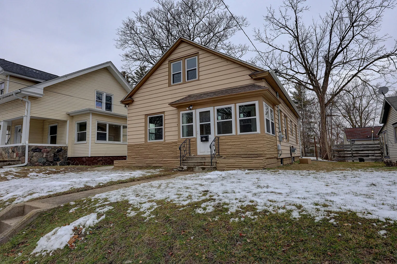 238 E High St photo 1