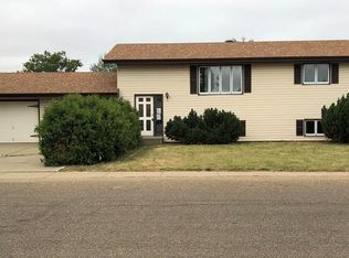 608 1st Ave SE, Dickinson, ND 58601