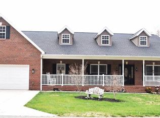 5917 Pinewinds Dr, Hickory, NC 28602