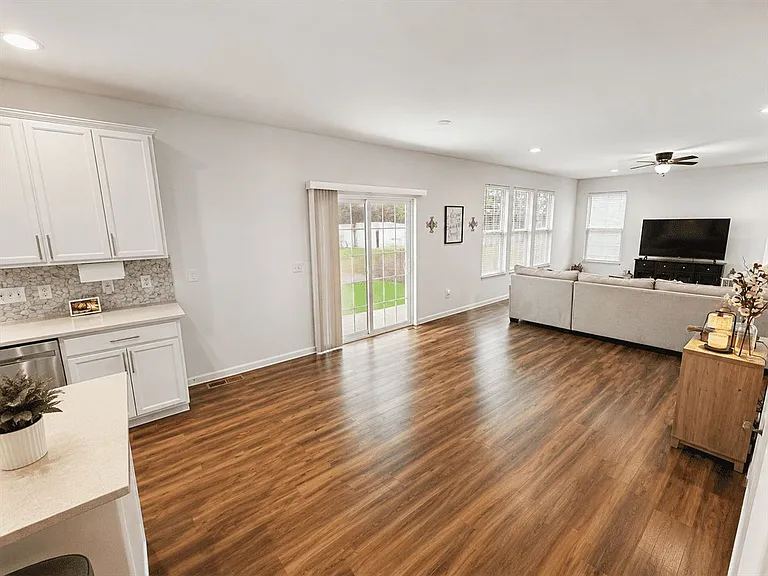 1100 Sarah Freeman Dr — Photo 7
